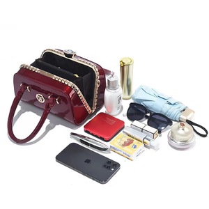 Pochette en cuir brillant en forme de coussin avec fermoir en strass, bordeaux, sac à main de soirée multifonction pour femme - Product Image 3