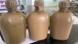 Bouteille d'eau en plastique pour camping, chasse, randonnée, 1L (1000ml), style US, qualité alimentaire, pour activités de plein air. - Product Image 4