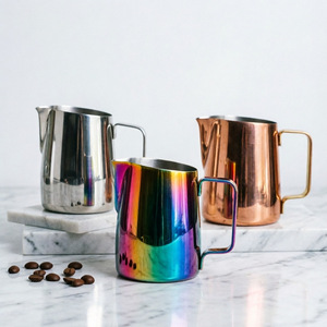 เหยือกตีฟองนมสแตนเลสพร้อมพวยกาแบบมีขีดบอกปริมาณ ด้ามจับตามหลักสรีรศาสตร์ อุปกรณ์ชงกาแฟ - Product Image 3