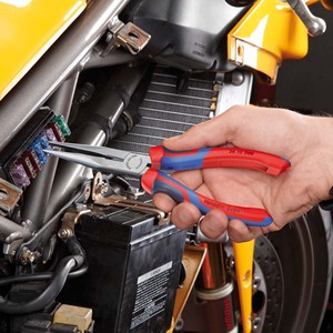 Pince à mécanicien Knipex 6 pouces en acier au chrome vanadium avec bec demi-rond et coupe-fil latéral, qualité industrielle, modèle 26 12 200 - Product Image 1