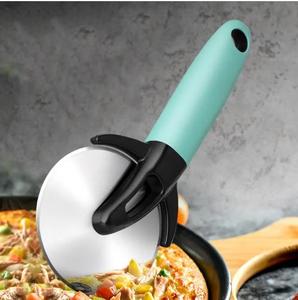 Vente en gros Lame de roue en acier inoxydable Trancheuse à fromage Coupe-<span class=keywords><strong>pizza</strong></span> avec poignée en PP - Product Image 2