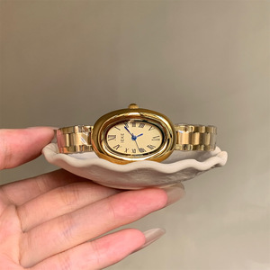 Reloj de pulsera de cuarzo con forma de lágrima única en tono dorado para mujer, con correa de acero inoxidable y esfera con números romanos. - Product Image 5