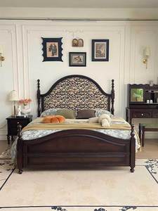 <span class=keywords><strong>Cama</strong></span> de Plataforma Estilo Americano Retro - Madera Maciza de Nogal Oscuro con Cabecera Curva Tapizada en Floral Beige y Azul - Product Image 5