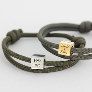 Bracelet ajustable Jietao pour homme avec perles cubiques personnalisées, perles de dés en corde de marin, gravure multi-faces de nom, initiales et date – Cadeau bijou pour lui - Product Image 1