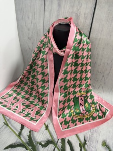 <span class=keywords><strong>Sciarpa</strong></span> da Donna in <span class=keywords><strong>Cashmere</strong></span>, <span class=keywords><strong>Seta</strong></span> <span class=keywords><strong>e</strong></span> Raso con Motivo Pied-de-Poule Rosa <span class=keywords><strong>e</strong></span> Verde, Stemma Alpha Kappa Alpha, Zeta Delta Chi, Eta Phi, per Confraternite Greche - Product Image 1