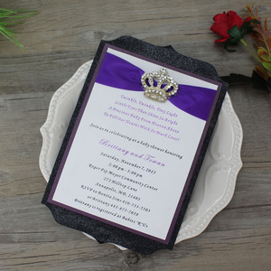 Royal Puissant <span class=keywords><strong>Couronne</strong></span> Broche Boucle Violet Ruban Paillettes Carte D'invitation <span class=keywords><strong>De</strong></span> Mariage - Product Image 2