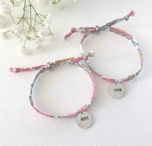 <span class=keywords><strong>Bracelet</strong></span> à breloques personnalisé <span class=keywords><strong>Liberty</strong></span> of London joli <span class=keywords><strong>bracelet</strong></span> en tissu à breloques initiales florales cadeau pour elle - Product Image 4