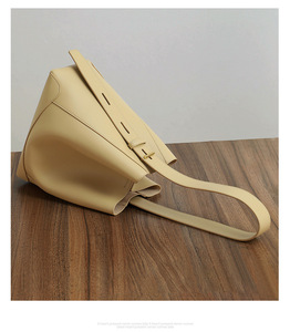Sac fourre-tout de luxe en cuir véritable pour femme avec logo personnalisé en relief, imperméable, à bandoulière, avec fermeture éclair - Product Image 5