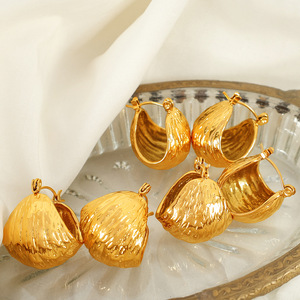 Boucles d'oreilles Huggie en or, forme de lune, motif géométrique ondulations d'eau, pour femme, usage quotidien - Product Image 3