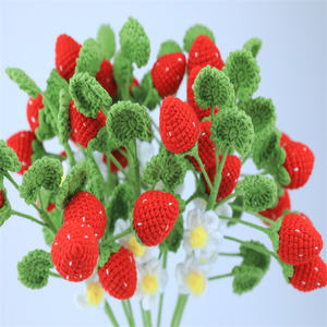 Ramo de tulipán de rosas y fresas de ganchillo hecho a mano, flores artificiales perfectas para siempre, regalo para novia, mamá, mujer, planta de punto - Product Image 1
