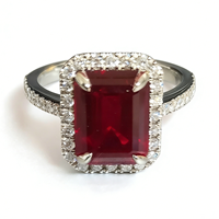 Bague de mariage de luxe en or blanc 18 carats avec rubis taille émeraude, halo de diamants et bande pavée