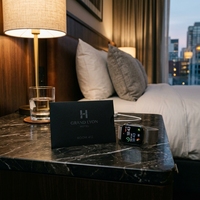 Pochette de luxe personnalisée en papier noir pour carte-clé d'hôtel, enveloppe avec logo UV sélectif, support de carte-clé, emballage OEM ODM