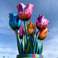 Sculpture de tulipe personnalisée moderne en acier inoxydable poli et résine, grande et colorée, avec logo personnalisable pour l'art urbain et les objets de collection