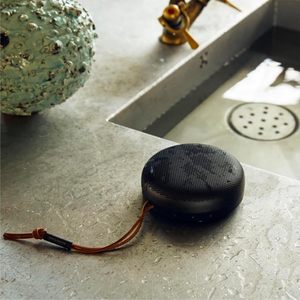 <span class=keywords><strong>Bang</strong></span> <span class=keywords><strong>Olufsen</strong></span> Beosound A1 (2.ª Generación) Altavoz Inalámbrico Portátil Resistente al Agua / Wi-Fi con Micrófono, Salida de 60W, Control por Voz - Product Image 4