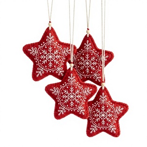 Adornos Navideños Grandes Personalizados de Fieltro Ecológico en Forma de Estrella Roja, Bordado de Copos de Nieve Blancos, Hechos a Mano para Interiores - Product Image 1