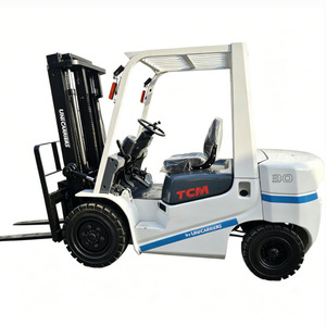 Chariot élévateur contrepoids tout-terrain diesel TCM FD30 de 3 tonnes d'occasion avec déplaceur latéral hydraulique et mât à deux étages - Product Image 1