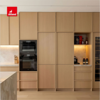 Armoires de cuisine Alland de style scandinave contemporain en chêne blanc sans cadre, finition teintée, avec quincaillerie dorée