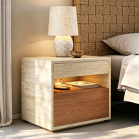 Table de chevet moderne scandinave en marbre travertin, bois et finition frêne, avec compartiment ouvert rétroéclairé, forme carrée, pour chambre à coucher