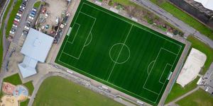 Gazon artificiel 2 étoiles sur mesure | Antidérapant et absorbant les chocs pour les terrains de football professionnels - Product Image 3
