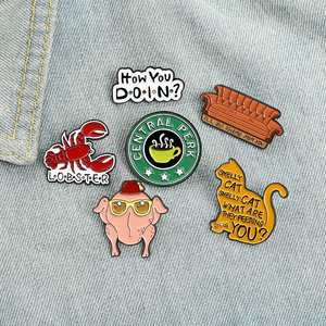 Broche de solapa esmaltado con diseño de gato en sofá, estilo clásico de la serie de TV americana Friends, distintivo de pintura para accesorio. - Product Image 2