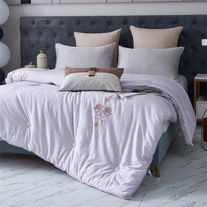 Couette brodée Duoxiangmeimiankang en fibre de soja 203x229cm respirante pour usage domestique quatre saisons, couleur violet - Product Image 5