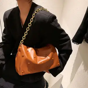 Wholesale Trendy Handbags Fashion Chain Rivet Shoulder Bag Bolsos De Mano Cuero Soft Pu Leather New Arrivals 2021 Tote Bags