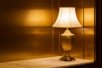 Lampe de table LED vintage en forme d'urne, détails de sculpture complexes, alimentation CA, intensité réglable, lampe décorative traditionnelle, abat-jour en métal et tissu