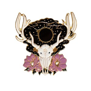 Broche NQ-227-1 de aleación de zinc con diseño de calavera de ciervo, flores y motivos cósmicos, pin decorativo para accesorios de moda, verano 2024 - Product Image 5