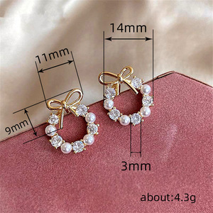 Eleganti Orecchini a Perno con Fiocco e Perle Finte per Donne, Gioielli Minimalisti Chic di Lusso - Product Image 3
