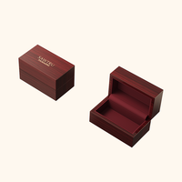 Organisateur de flacons de parfum en bois de qualité supérieure avec insert découpé sur mesure, intérieur rouge intense pour une présentation de parfum de luxe