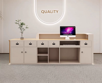 Bureau de réception moderne en forme de L avec LED et finition brillante, design minimaliste à bords incurvés pour salons de beauté, cliniques ou bureaux d'entreprise