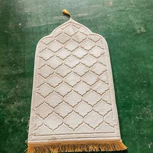 Flanellen gebedsmat voor moslims met antislip stippen aan de onderkant, ideaal voor thuis en in de moskee. - Product Image 2