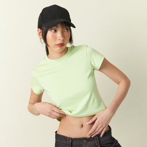 Camiseta Corta de Mujer, Estilo Urbano, Ajustada, Transpirable, Mezcla de Tres Materiales, 135GSM, Suave, Ligera, Lisa, Personalizable con Logotipo OEM - Product Image 1