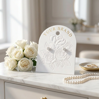 Carte de présentation de bijoux en papier de coton blanc avec logo personnalisé en relief floral rose, dessus arqué, vente en gros, usine OEM