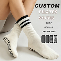 Chaussettes de Pilates personnalisées à grip, respirantes et extensibles, avec logo imprimé sur mesure, commandes en gros pour les femmes passionnées de fitness