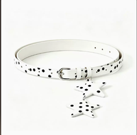 Ceinture élégante et fine en alliage noir à pois blancs avec breloque délicate à deux étoiles, boucle ardillon argentée polie, ambiance Y2K ludique