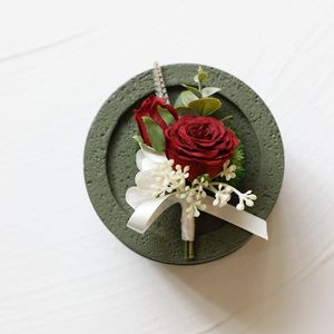 Corsage en polyester rouge bordeaux de haute qualité et tendance pour la mariée, la demoiselle d'honneur, le marié, la mère de la mariée, boutonnière pour réunion d'affaires, mariage - Product Image 6