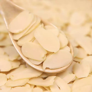 Offre Spéciale de flocons d'arachides sèches organiques directs d'usine de la Chine pour le pressage d'huile à basse quantité minimale de commande pour les tranches de cacahuètes blanchies crues de pain de boulangerie - Product Image 1