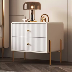 <span class=keywords><strong>Table</strong></span> <span class=keywords><strong>de</strong></span> <span class=keywords><strong>chevet</strong></span> moderne <span class=keywords><strong>de</strong></span> luxe à cannelures avec pieds dorés |   <span class=keywords><strong>Table</strong></span> <span class=keywords><strong>de</strong></span> <span class=keywords><strong>chevet</strong></span> côtelée <span class=keywords><strong>de</strong></span> style italien |   Chambre d'appartement blanche et crémeuse aux coins arrondis - Product Image 1