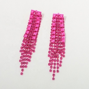 Pendientes Largos de Aguja Plateada con Borla Roja Rosa de Piedra Natural, Estilo Europeo Americano, Modernos, Elegantes y de Alta Gama para Fiesta - Product Image 2