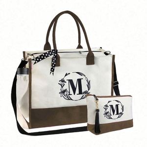 Sac de plage en toile personnalisé avec initiales, cadeau monogrammé, sac fourre-tout en jute pour femmes - Product Image 1