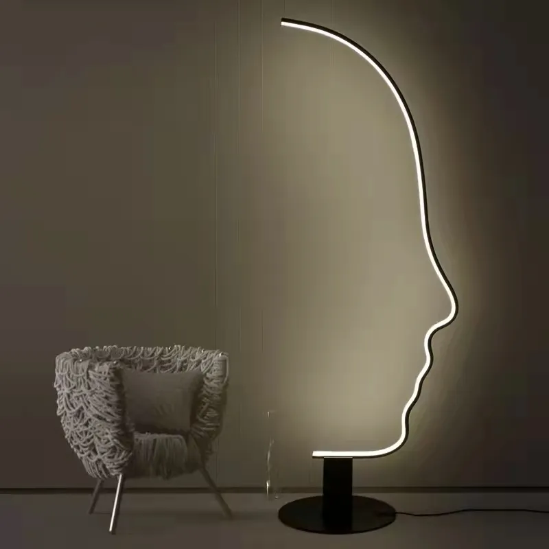 Hochwertige LED-dimmbare Kunst des menschlichen Gesichts im nordischen Stil, schwarze Stehlampe, die modern für Wohnzimmer ecke steht