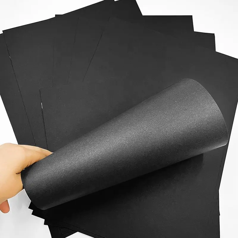 Kemasan kotak kertas hitam Tiongkok kardus hitam kaku 120gsm 300gsm A4 gulungan dilapisi karton kertas hitam dua sisi