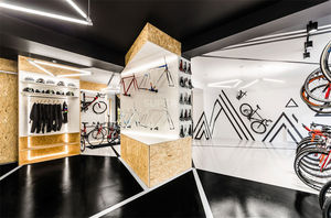 Espositore <span class=keywords><strong>da</strong></span> <span class=keywords><strong>Parete</strong></span> <span class=keywords><strong>in</strong></span> <span class=keywords><strong>Legno</strong></span> Personalizzato per Bici Pieghevoli <span class=keywords><strong>da</strong></span> Città e <span class=keywords><strong>da</strong></span> Strada, Design Interno per Negozio di Biciclette Super U - Product Image 5