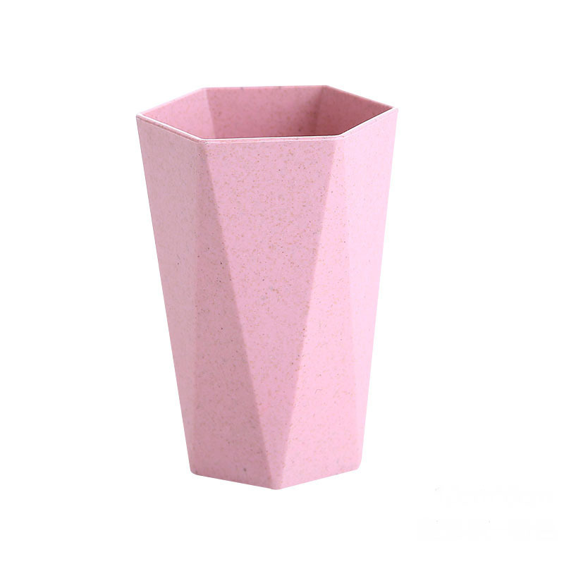 Il y a un sac en rose nordique.