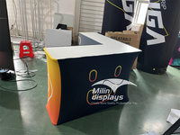Stand de kiosque d'affichage de salon commercial de 10x10 pieds avec comptoir de réception en bois en forme de L pour la publicité