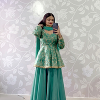 Haut en soie Fandy avec broderie et travail de sequins de créateur, bas en lehenga en crêpe naturel et dupatta en faux georgette, entièrement cousu.