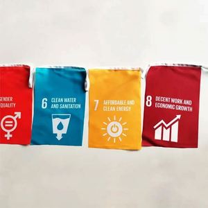 ธงสามเหลี่ยมแบบแขวน ขนาด 14x21 ซม. ปรับแต่งได้หลายขนาด ธงประดับแบบสายรุ้ง ธงสามเหลี่ยมผ้าโพลีเอสเตอร์ - Product Image 4