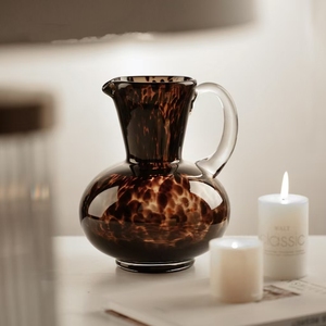 Jarrón de Vidrio con Forma de Tetera y Patrón de Concha de Tortuga, Estilo Moderno de Mediados de Siglo - Product Image 4