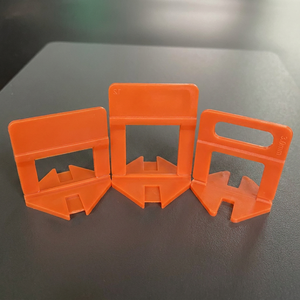 Système de nivellement de carreaux portable avec cales et clips de nivellement blancs, cales rouges, pour usage professionnel par les carreleurs uniquement - Product Image 1